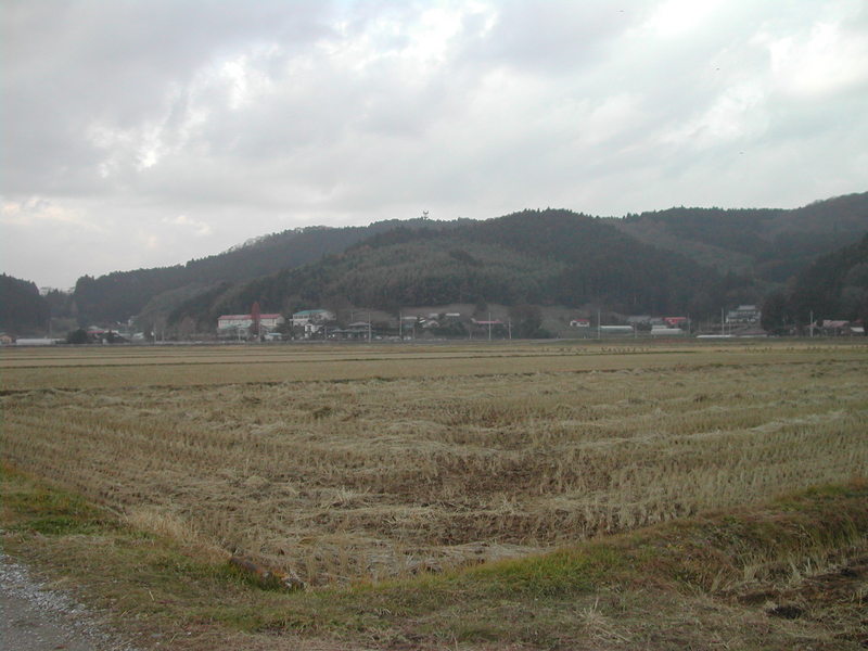 宮城県側からの遠景。この山が「高倉山」と呼ばれる。