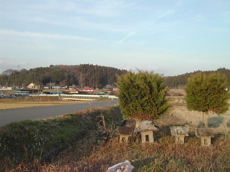 現在の大門地蔵尊は奥の山にある。右は昔の大門の祠