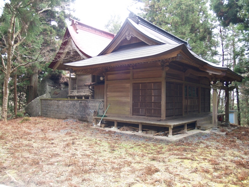 立石神社です。お社の背後は御影石の巨石で取り囲まれています。