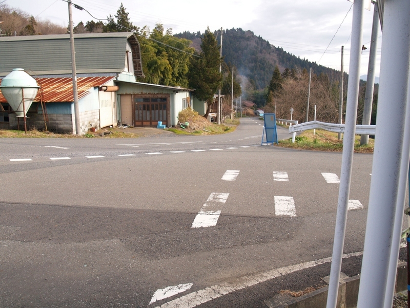 東西南北に分かれる道の交差点の地名が「散臣長根」です。