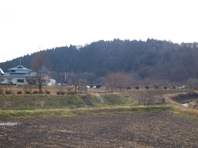 写真奥の山の崖を「葛藤地」と呼んでいる。