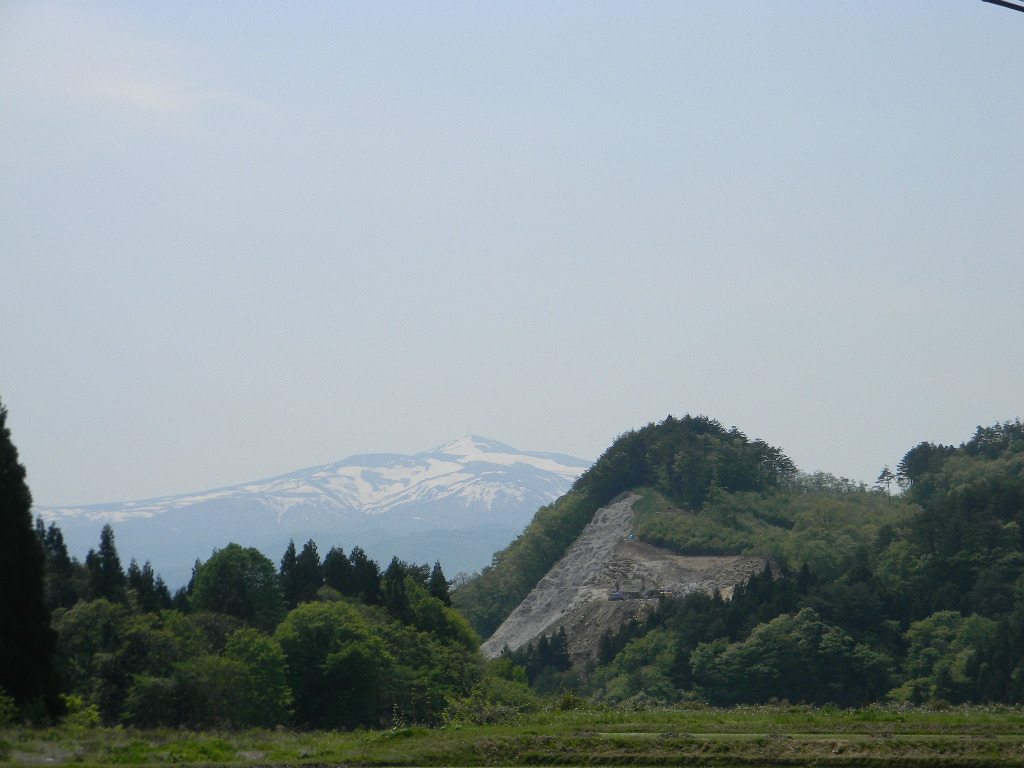 昔から何度も崩れて岩肌が白く見えたことから白崖と呼ばれ、かつてキツネが住んでいた穴があったといわれている